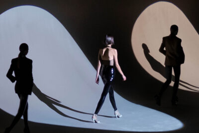 Key Visual «CatwaIk: The Art of the Fashion Show» © Vitra Design Museum, Grafikdesign: Haller Brun basierend auf © Bureau Betak, Foto: Marie Laure Dutel, Yves Saint Laurent, Herbst/Winter 2020